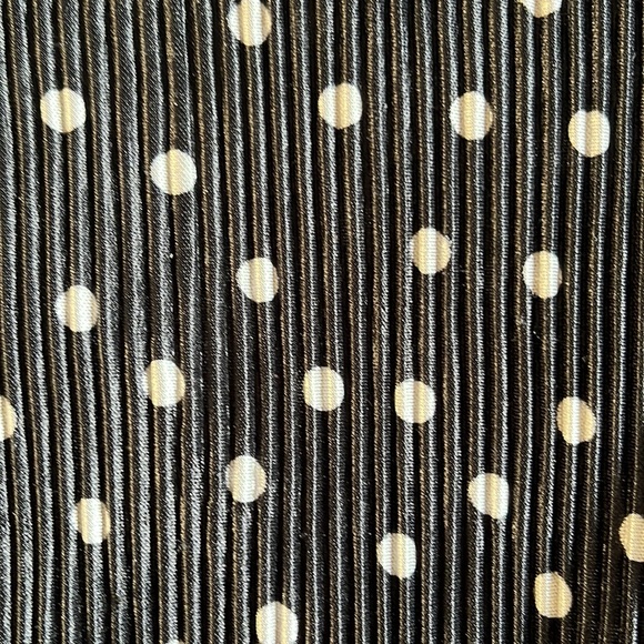 Polka dot cold shoulder top, pleated - Picture 4 of 5
